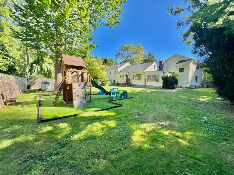 More Photos Of 329 Deer Park Rd, Dix Hills General Retail For Sale