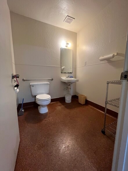 More Photos Of 21087 Cabot Blvd, Hayward Warehouse For Sale