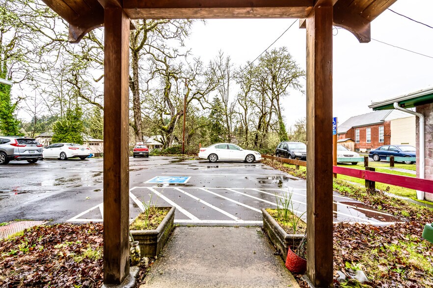 More Photos Of 502 E Whiteaker Ave, Cottage Grove Medical For Sale