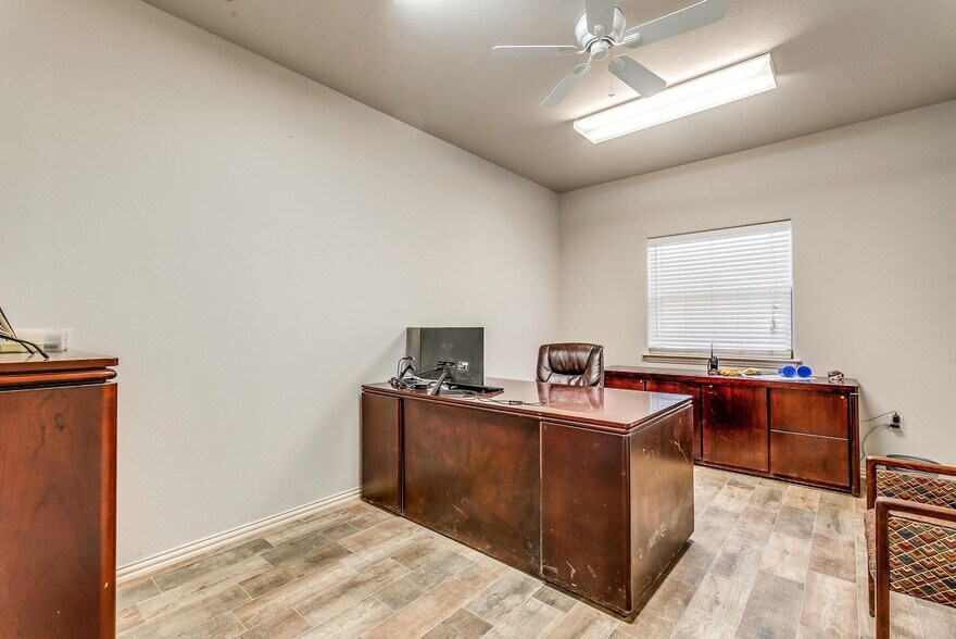 More Photos Of 520 Tradeway Dr, Mineral Wells Warehouse For Sale
