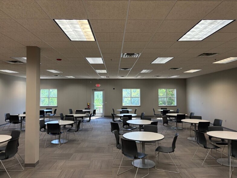More Photos Of 20890 Kenbridge Ct, Lakeville Research And Development For Lease