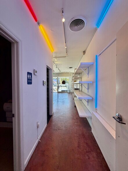 More Photos Of 816 Lincoln Blvd, Venice Storefront For Lease