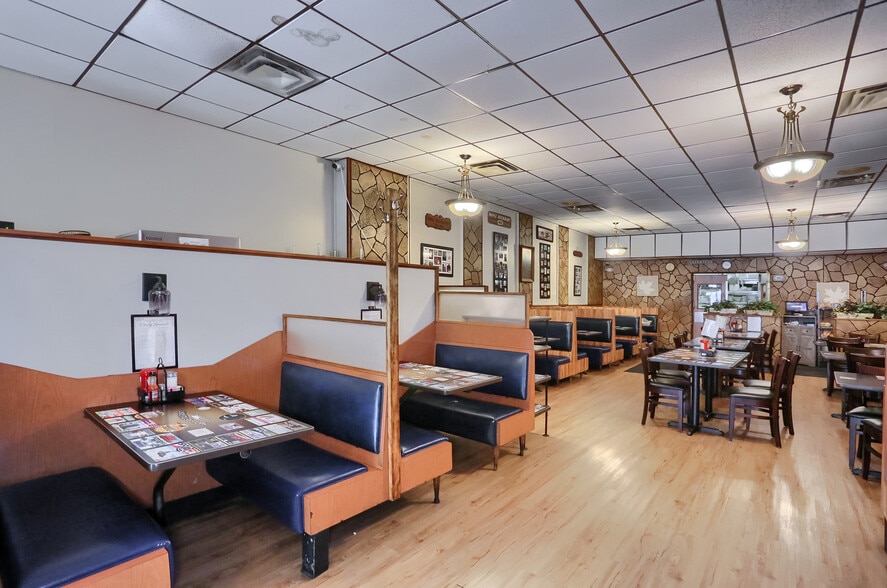 More Photos Of 463 Maplewood Ave, Ambridge Restaurant For Sale
