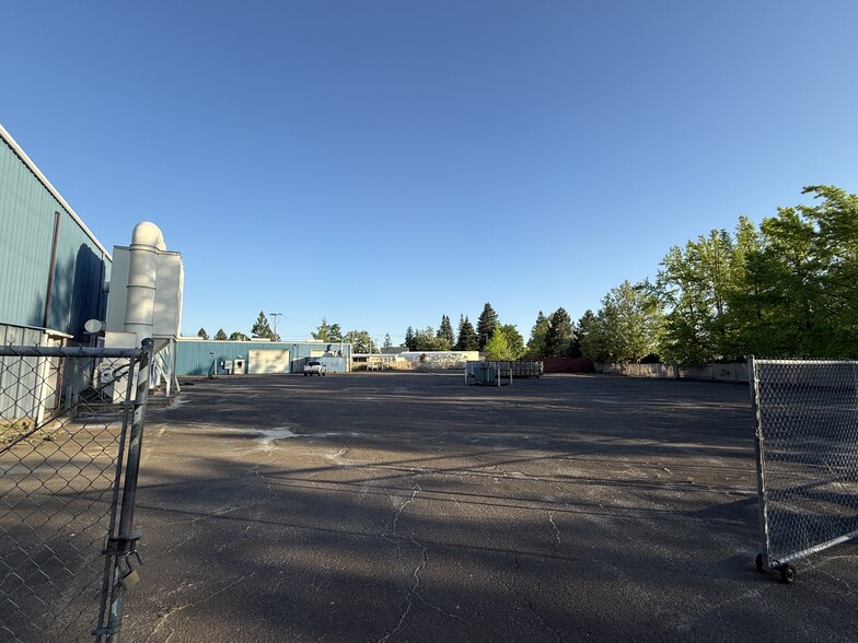 More Photos Of 500 E Illinois St, Newberg Manufacturing For Lease