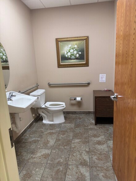 More Photos Of 1227 E Broadway, Oviedo Office For Sale