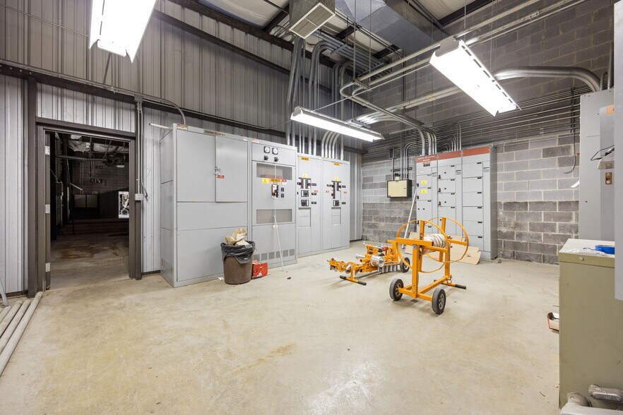 More Photos Of 2000 S Delphine Ave, Lyndhurst Warehouse For Lease