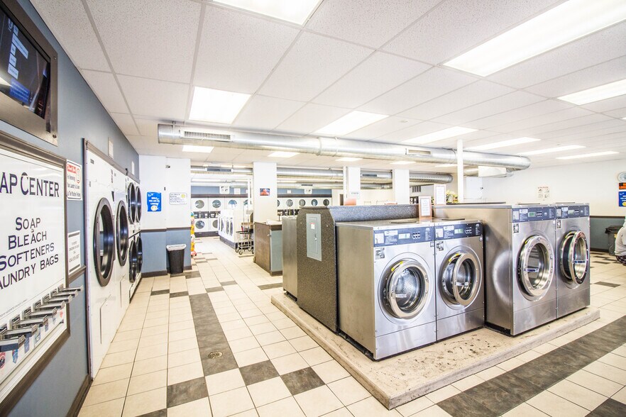 More Photos Of 2510 S Kinnickinnic Ave, Milwaukee Storefront For Sale