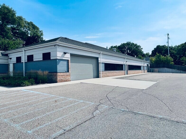 More Photos Of 1725 S Park St, Kalamazoo Medical For Sale