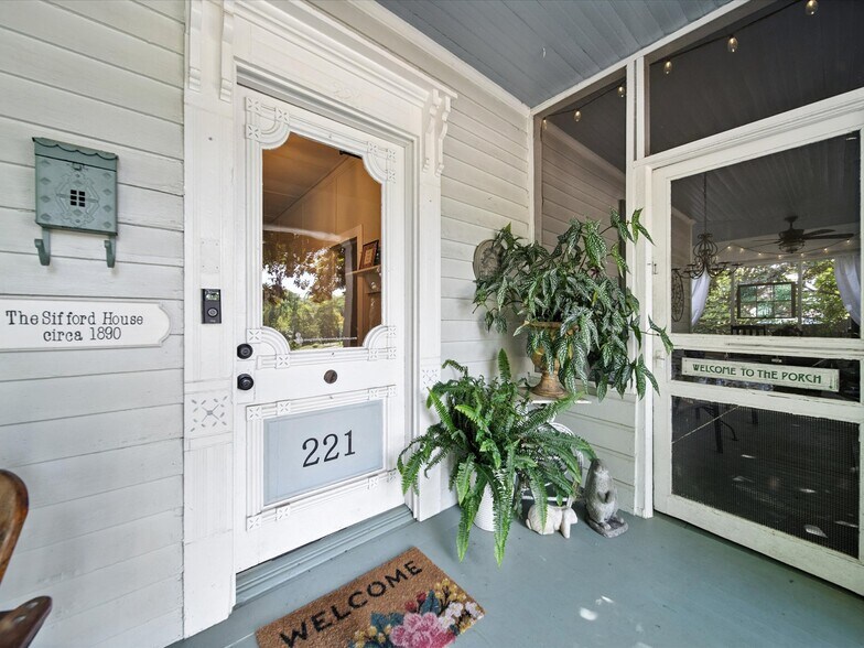 More Photos Of 221 N Main St, Clover Hospitality For Sale