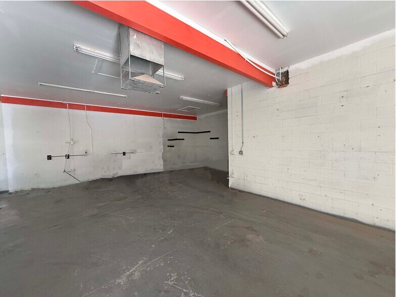 More Photos Of 17252 E Falcon Dr, Fountain Hills Warehouse For Lease