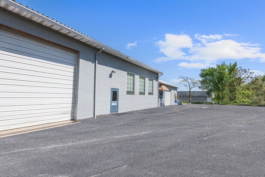 More Photos Of 1100 Batavia Farm Rd, Rosedale Warehouse For Sale