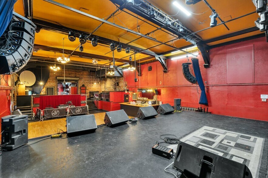 More Photos Of 10030 102nd St NW, Edmonton Bar For Sale