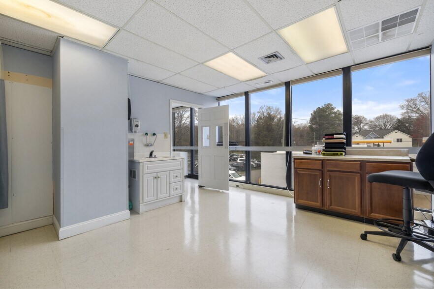 More Photos Of 2616 Sherwood Hall Ln, Alexandria Medical For Sale