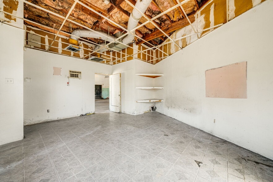 More Photos Of 4733 W Adams Blvd, Los Angeles General Retail For Sale