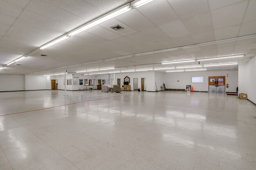 More Photos Of 1841 W Division St, Arlington Warehouse For Sale
