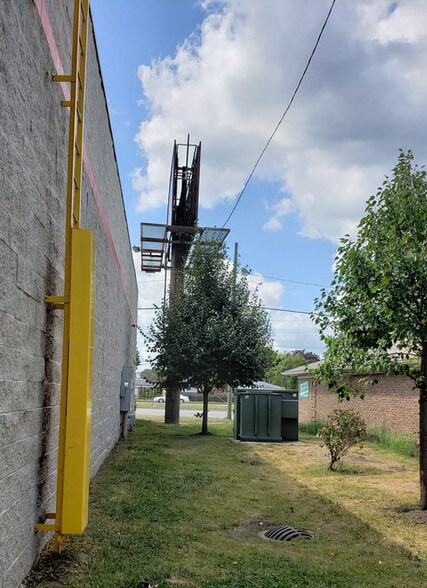 More Photos Of 8120 N Telegraph Rd, Dearborn Heights Storefront Retail Office For Lease