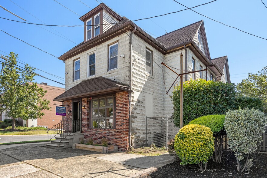 More Photos Of 688 N Broad St, Woodbury Office For Lease