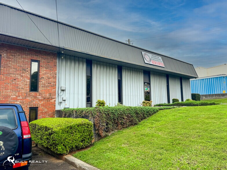 More Photos Of 106 Dixie Dr, Woodstock Warehouse For Lease