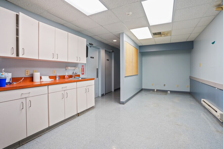 More Photos Of 4000 E Broad St, Whitehall Convenience Store For Sale