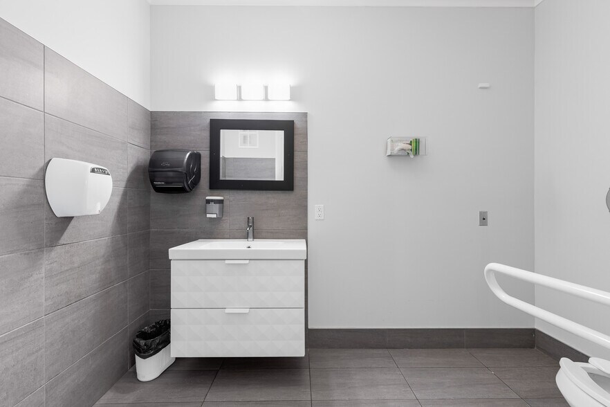 More Photos Of 21 Rue Messier, Mont-saint-hilaire Apartments For Sale