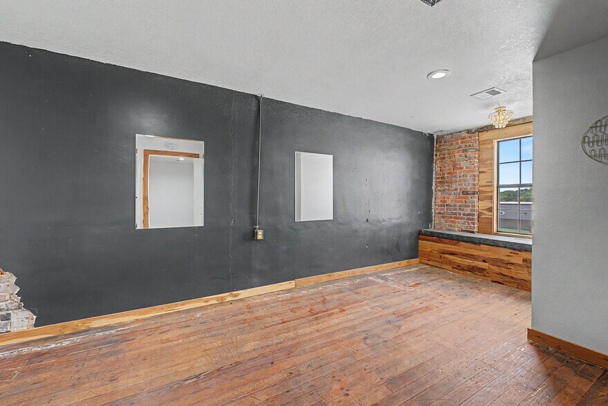 More Photos Of 109 Main St SE, Gravette Office For Sale