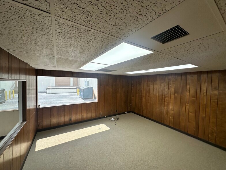 More Photos Of 2501 Yates Ave, Commerce Warehouse For Lease