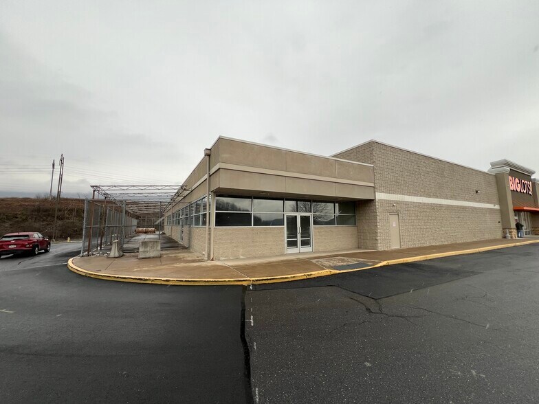 More Photos Of 301-331 W Freedom Ave, Burnham Unknown For Lease