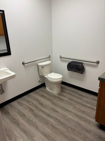 More Photos Of 95 N Leslie Rd, North East Office Residential For Lease