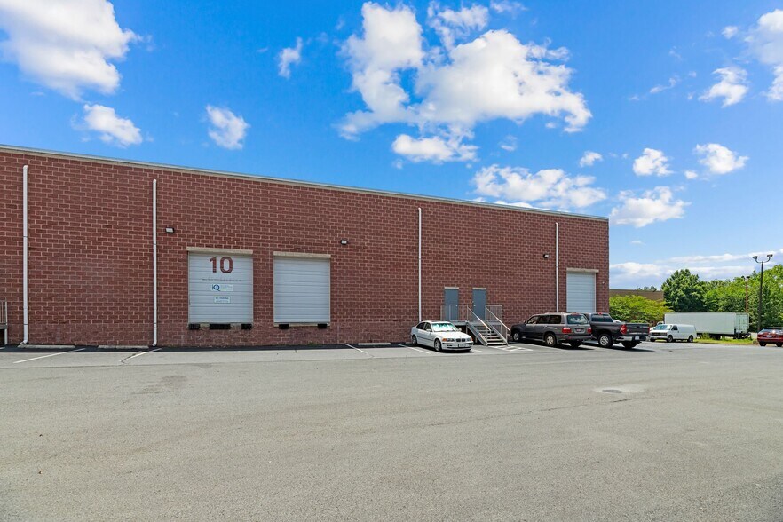 More Photos Of 22580 Glenn Dr, Sterling Showroom For Lease