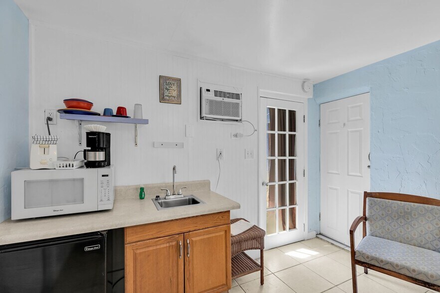 More Photos Of 243 61st St, Marathon Hotel For Sale