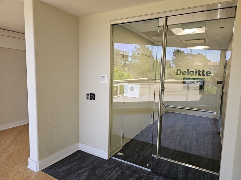 More Photos Of 70 Garden Ct, Monterey Medical For Lease