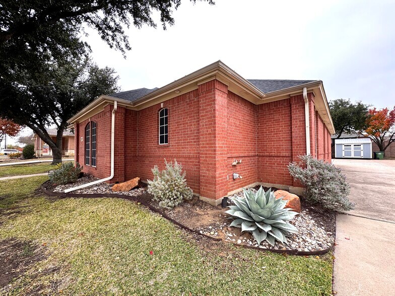 More Photos Of 702 Hunters Row Ct, Mansfield Office For Lease