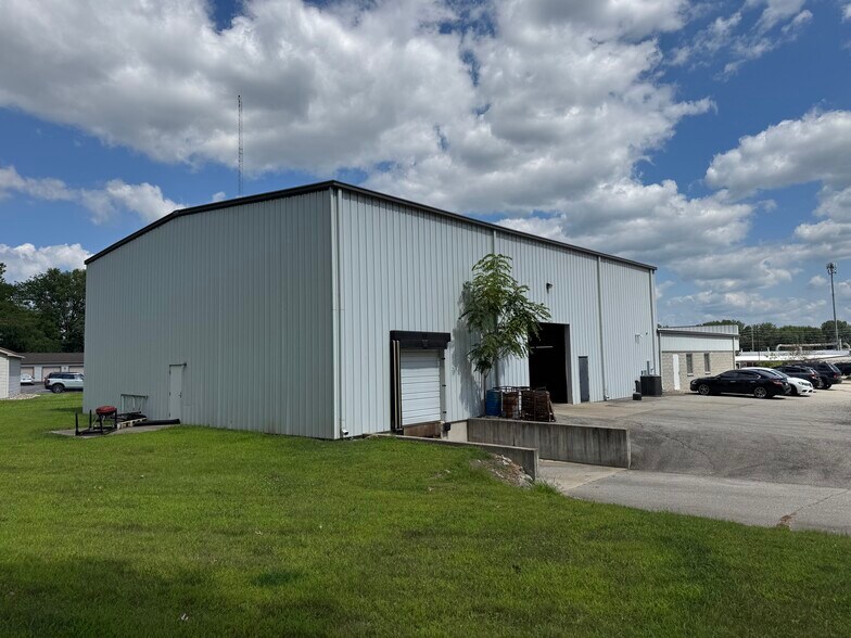 More Photos Of 117 Enterprise Dr, Warsaw Warehouse For Lease