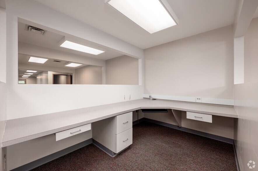 More Photos Of 1515 S 19th St, Elwood Office For Sale
