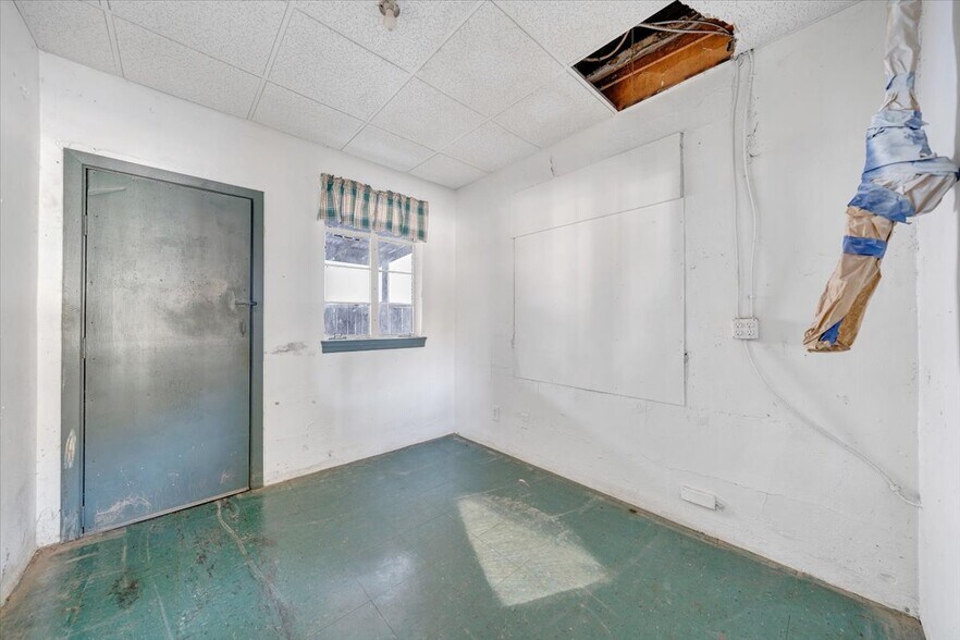 More Photos Of 630 Lowe St, Buchanan Restaurant For Sale