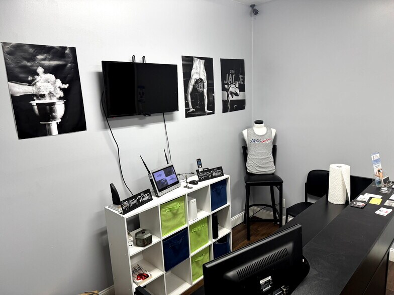 More Photos Of 6901 Moffett Rd, Mobile Showroom For Lease