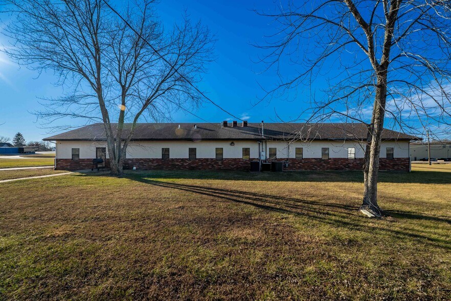 More Photos Of 604 Industrial Park Dr, Eldon Office For Sale