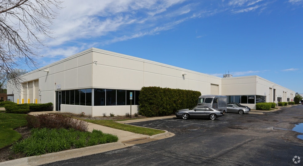 More Photos Of 351-425 Country Club Dr, Bensenville Warehouse For Lease