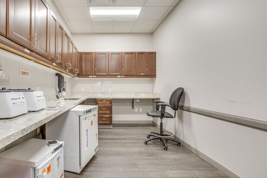 More Photos Of 2225 Vatican Ln, Dallas Medical For Sale