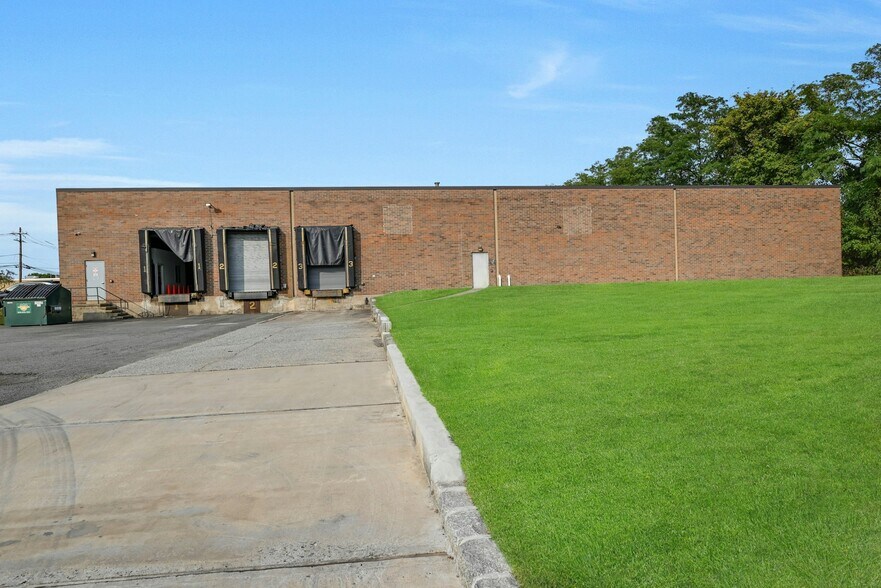 More Photos Of 106 Stonehurst Ct, Northvale Warehouse For Lease