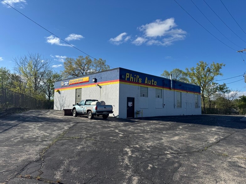 More Photos Of 1101 Niagara St, Waukesha Auto Repair For Sale