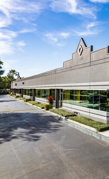 More Photos Of 7901 Kingspointe Pky, Orlando Showroom For Sale