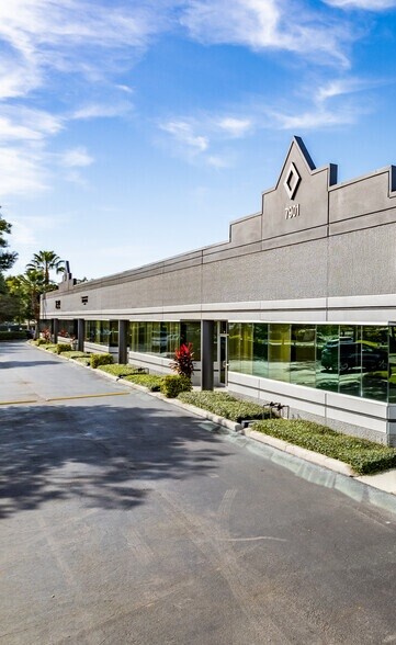More Photos Of 7901 Kingspointe Pky, Orlando Showroom For Sale