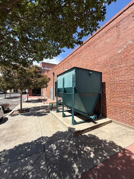 More Photos Of 711 N Court St, Visalia Office For Sale
