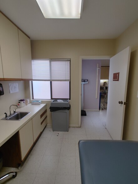 More Photos Of 1842 Noriega St, San Francisco Storefront Retail Office For Lease