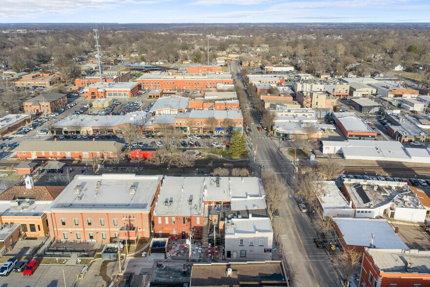 More Photos Of 127 SE 3rd St, Lees Summit Freestanding For Lease