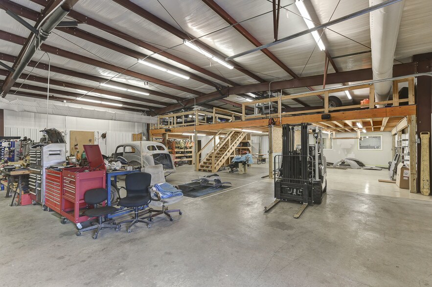 More Photos Of 108 Prides Way, Lexington Light Distribution For Sale