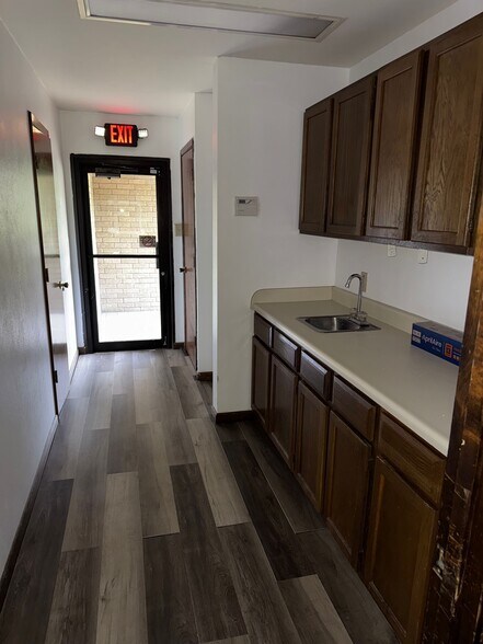 More Photos Of 907 N Granbury St, Cleburne Office For Lease