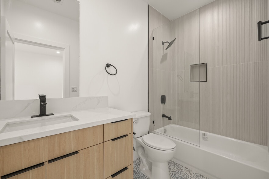More Photos Of 913 N Hobart Blvd, Los Angeles Apartments For Sale
