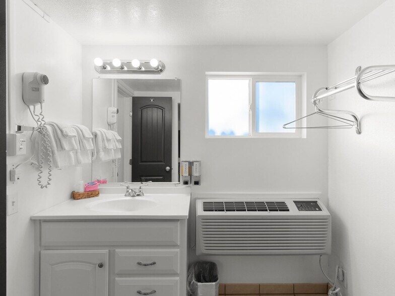 More Photos Of 475 W Main St, Escalante Hotel For Sale